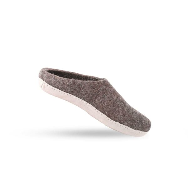 Papuci din lână realizate manual cu talpă din piele de căprioară /Design danez de la SHUS/Culoare: Maro